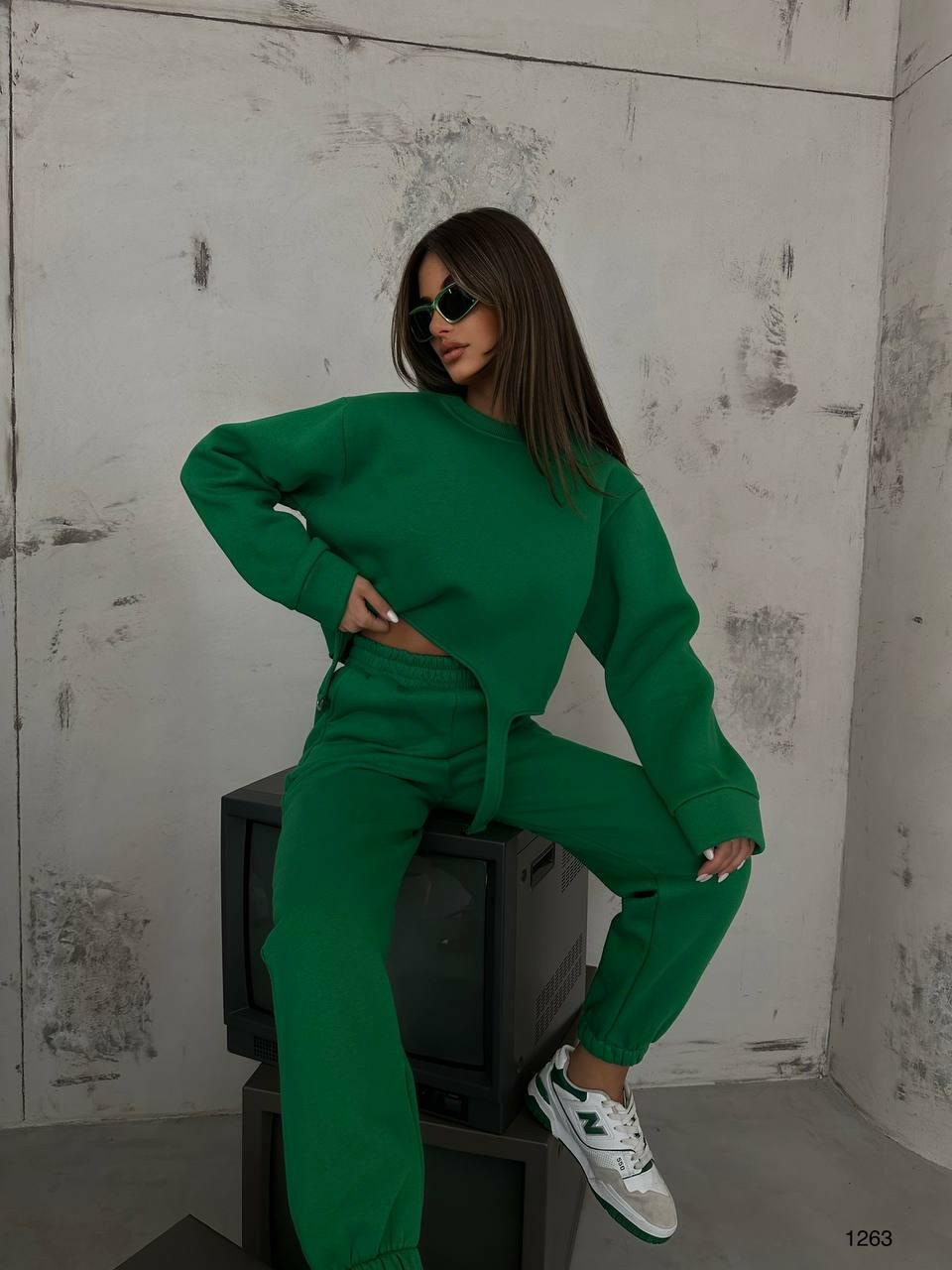 Oval Cut Matching Sweat Suits in Green - Noxlook